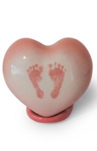 Urne bébé en céramique coeur dans empreintes