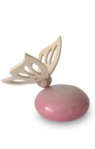 Urne bébé en céramique rose avec papillon en bois