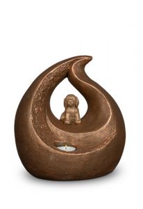 Urne en goutte avec chien assis et bougeoir  
