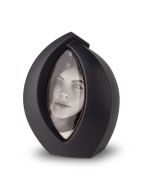 Urne funéraire en céramique « Forever Framed » noir mat, personnalisable avec image